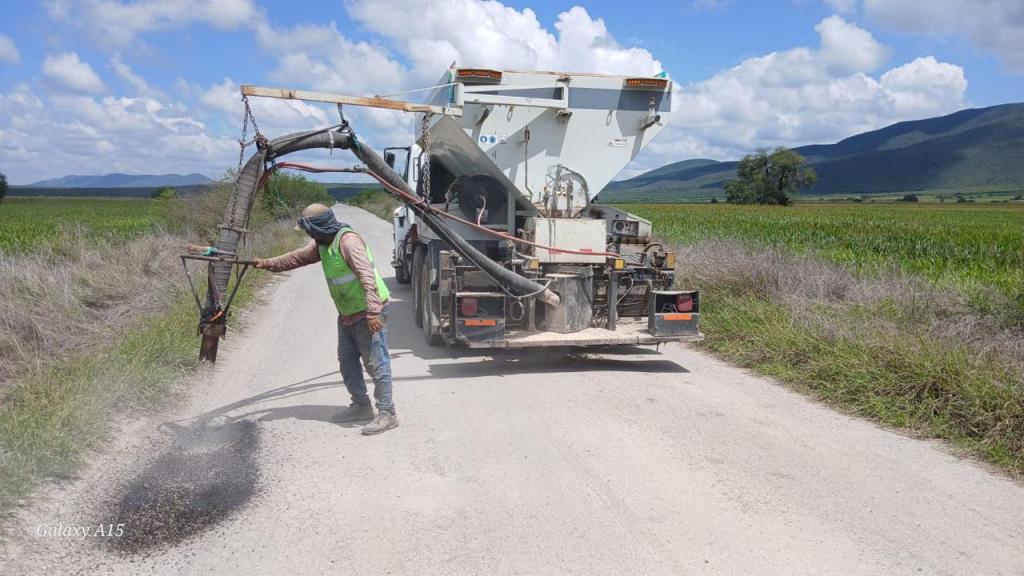 GOBIERNO ESTATAL AVANZA ATENCIÓN DE CAMINOS EN&nbsp;RAYÓN