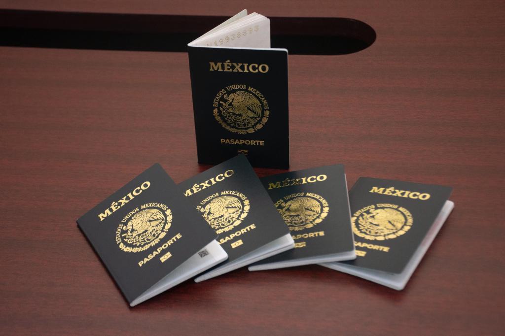 EN TIEMPO RÉCORD Y CON ORDEN, OFICINA DE ENLACE DE LA SRE EN SOLEDAD ENTREGA PASAPORTES A LA&nbsp;CIUDADANÍA