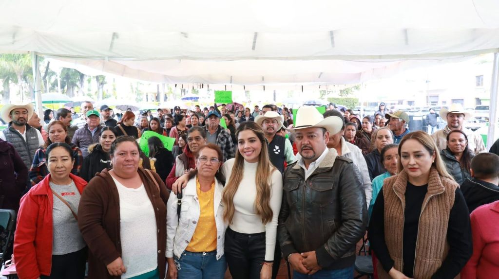 RUTH GONZÁLEZ APOYA A FAMILIAS DE AHUALULCO CON CISTERNAS DE&nbsp;AGUA