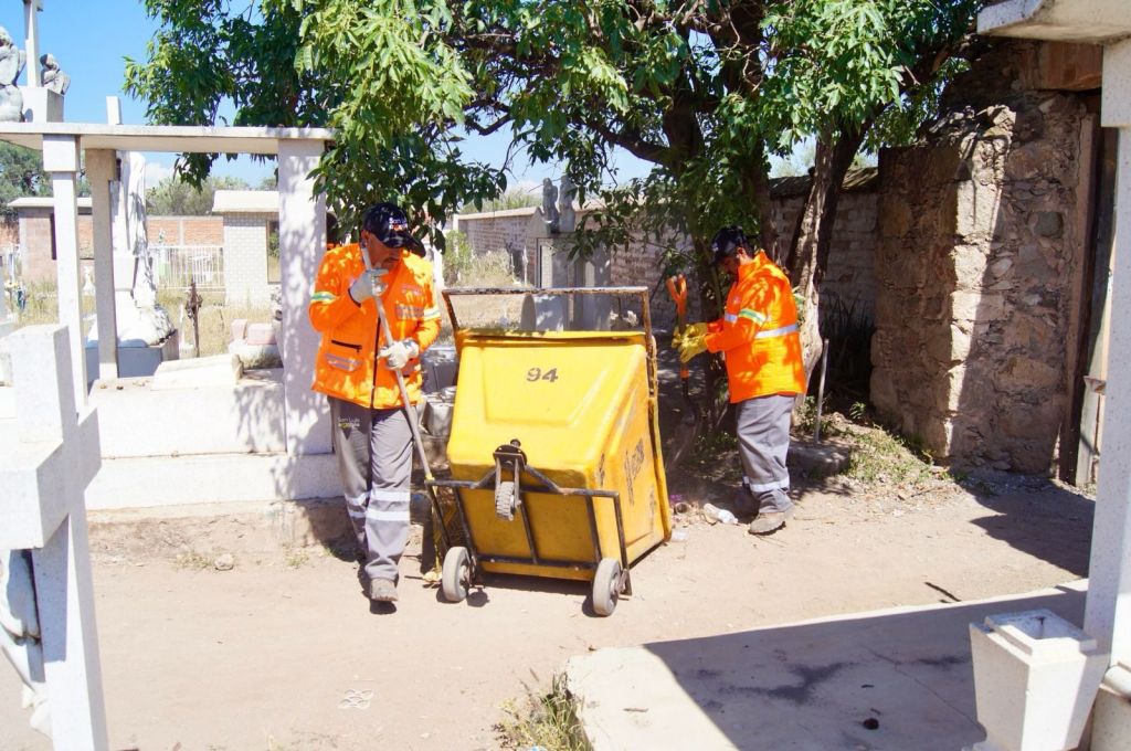 En Bocas, cuadrillas delegacionales redoblan mantenimiento y limpieza en panteones de esta zona de&nbsp;SLP