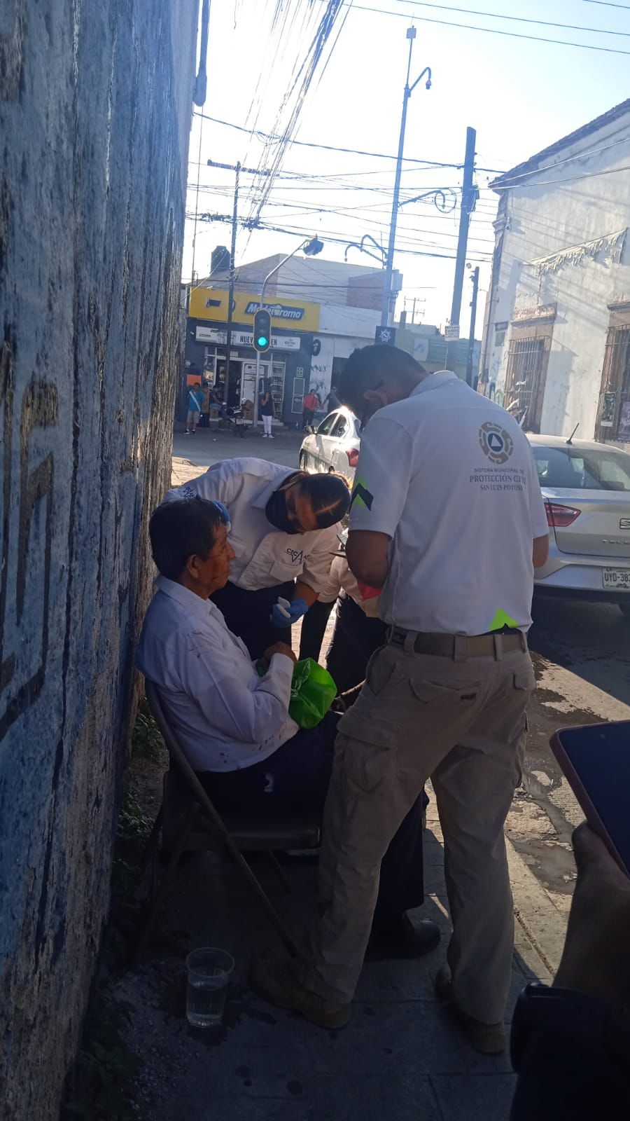 Elemento de Protección Civil auxilia a adulto mayor tras caída en la vía&nbsp;pública