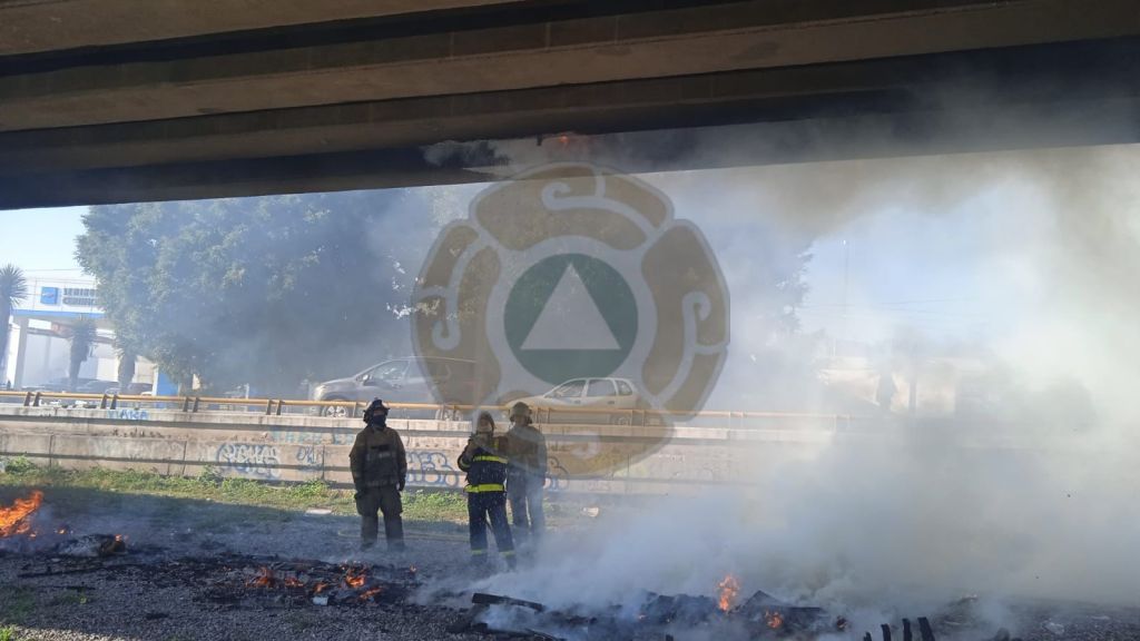 Atiende Protección Civil Municipal conato de incendio bajo el distribuidor&nbsp;Juárez