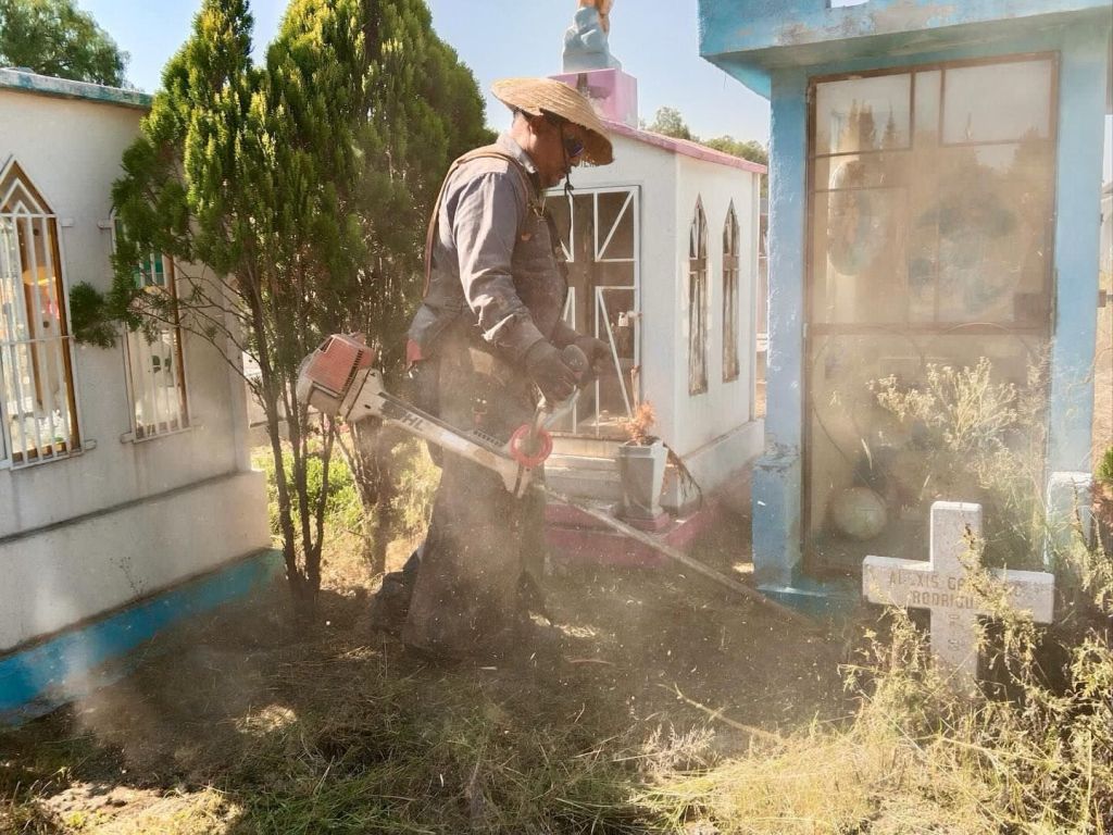 Gobierno Municipal hace limpieza y mantenimiento general al panteón El Saucito, previo al Día de&nbsp;Muertos