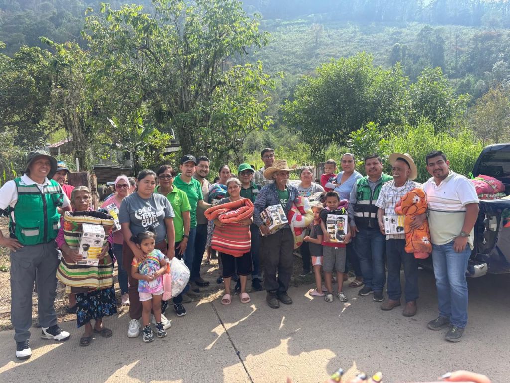 FAMILIAS DE XILITLA RECIBEN APOYO SIN LÍMITES DEL GOBIERNO&nbsp;ESTATAL