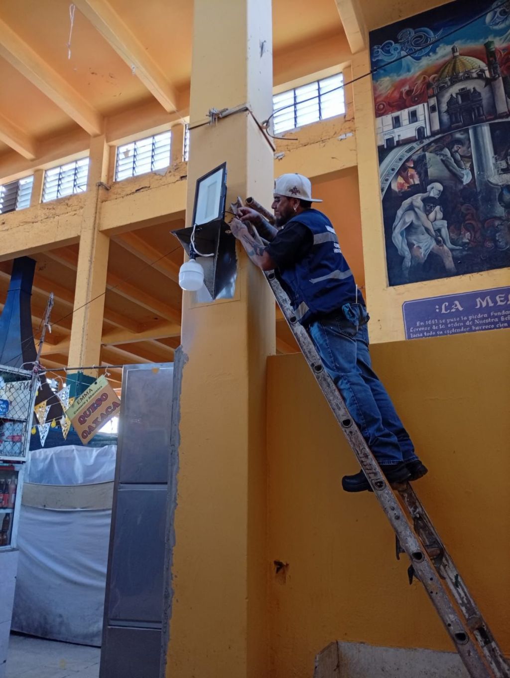 Refuerza Ayuntamiento la iluminación en mercados municipales con el programa “Mercados al&nbsp;100”