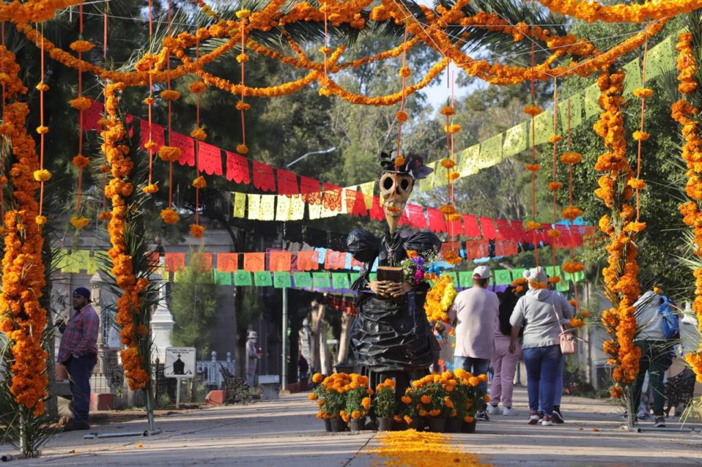 Gobierno de la Capital organiza un Día de Muertos diferente en El Saucito, con flores, pan, veladoras y&nbsp;tradición