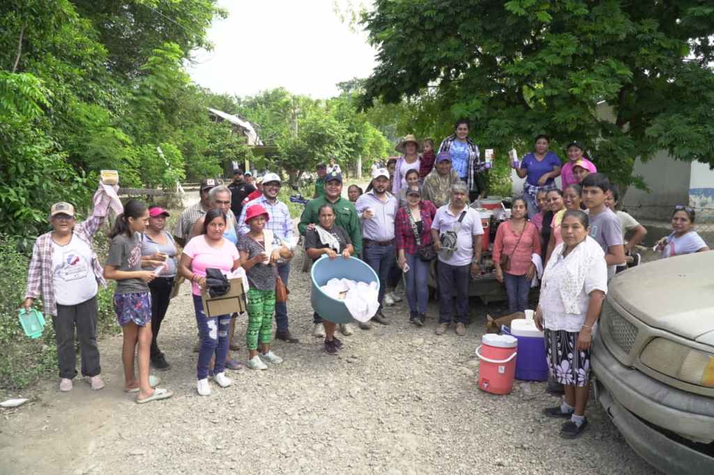 ENTREGAN APOYOS A FAMILIAS AFECTADAS POR LLUVIAS EN SAN VICENTE&nbsp;TANCUAYALAB