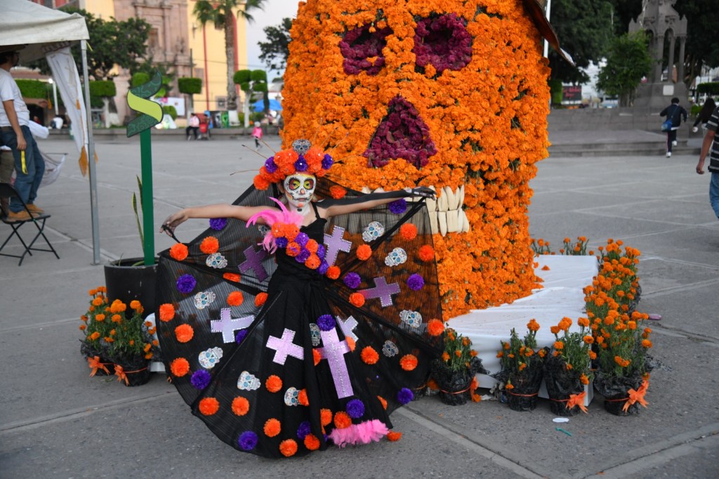 ADULTOS MAYORES EN SOLEDAD PARTICIPAN EN CONCURSO DE ALTARES DE MUERTOS CON GRAN&nbsp;ESMERO