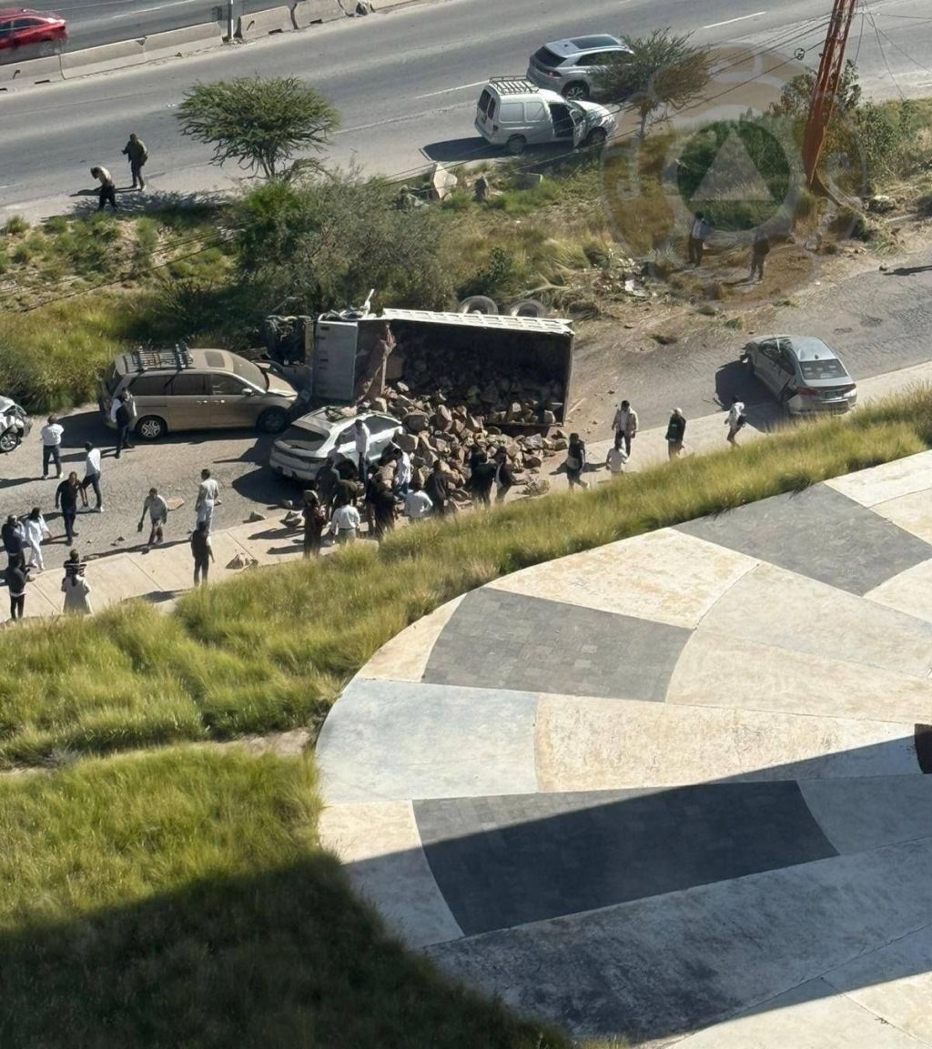 Coordina Protección Civil Municipal trabajos en volcadura de camión de carga en Sierra&nbsp;Vista