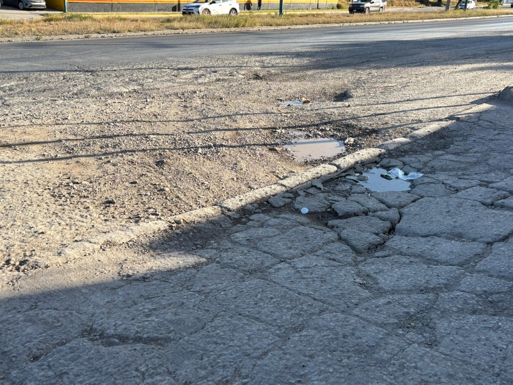 ESTABLECIMIENTO IRREGULAR DE VENTA DE AGUA EN PIPAS DAÑÓ SEVERAMENTE TRAMO DE LA CARRETERA A MATEHUALA