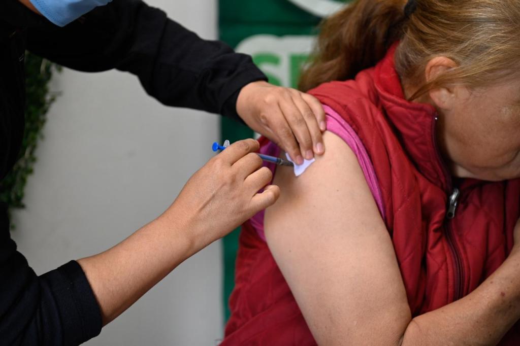 AVANZA CAMPAÑA DE VACUNACIÓN INVERNAL EN COLONIAS DE SOLEDAD DE GRACIANO SÁNCHEZ