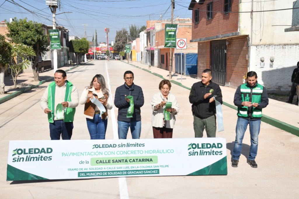 «NUESTRA CALLE LUCE IMPRESIONANTE Y DA GUSTO VIVIR EN ELLA»: HABITANTE DE LA COLONI SAN FELIPE TRAS RECIBIR PAVIMENTACIÓN