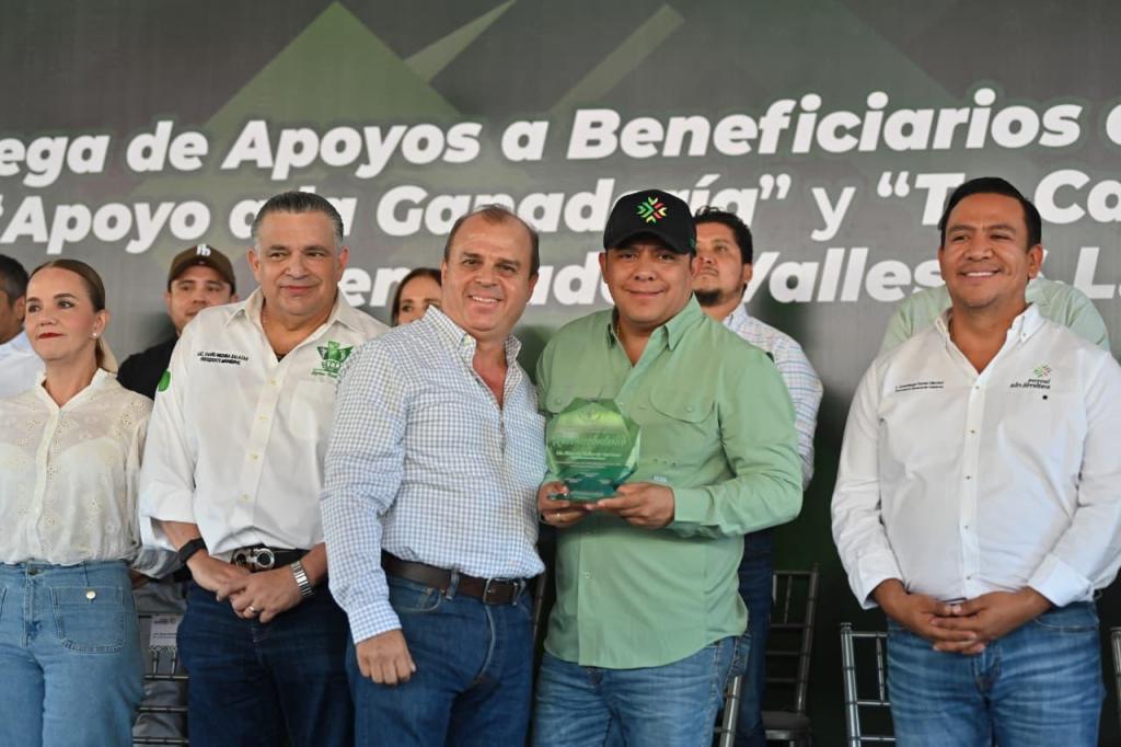 TRACTORES Y EQUIPAMIENTO ENTREGÓ RICARDO GALLARDO AL CAMPO&nbsp;POTOSINO