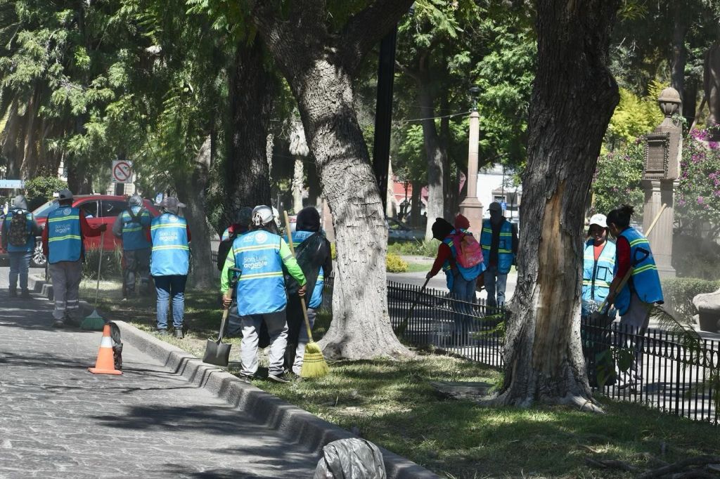 Gobierno de la Capital realiza jornada integral de limpieza en la Calzada de&nbsp;Guadalupe