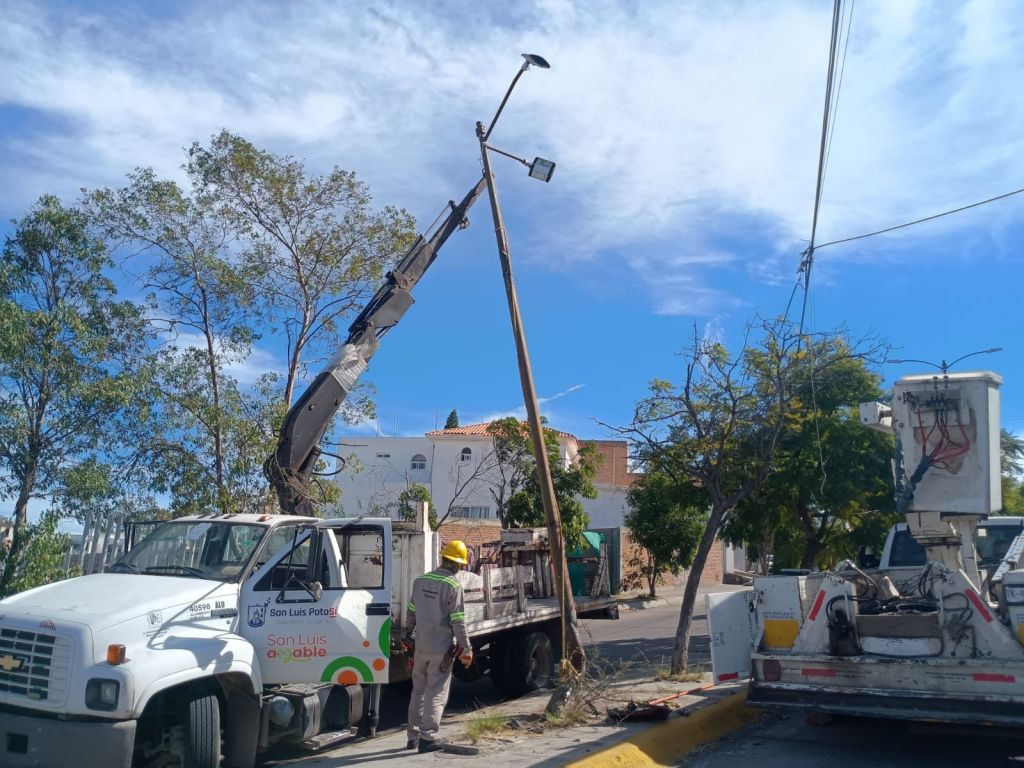Refuerza Ayuntamiento de SLP mantenimiento a red de alumbrado&nbsp;público