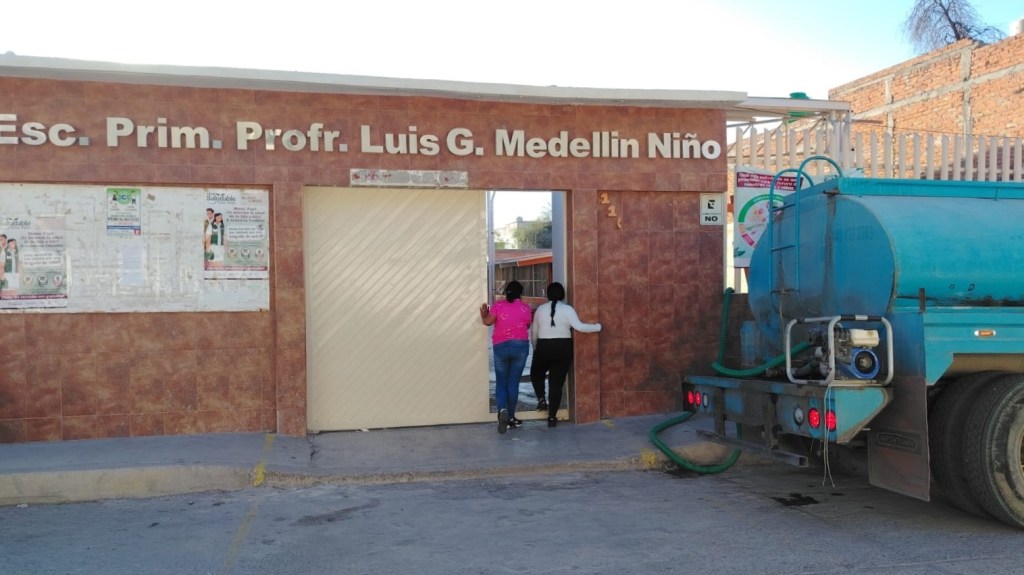 AYUNTAMIENTO DE SOLEDAD MANTIENE APOYO A ESCUELAS CON AGUA A TRAVÉS DE&nbsp;PIPAS