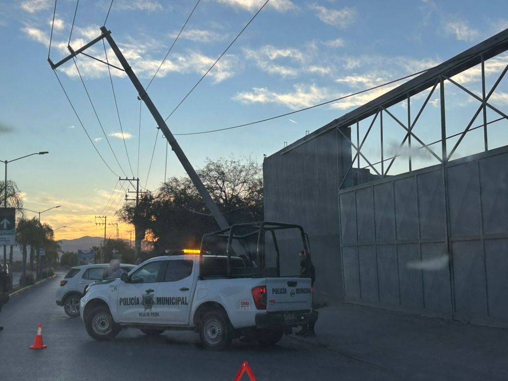 Guardia Civil de Villa de Pozos atiende caída de poste en Bosques de Las&nbsp;Flores
