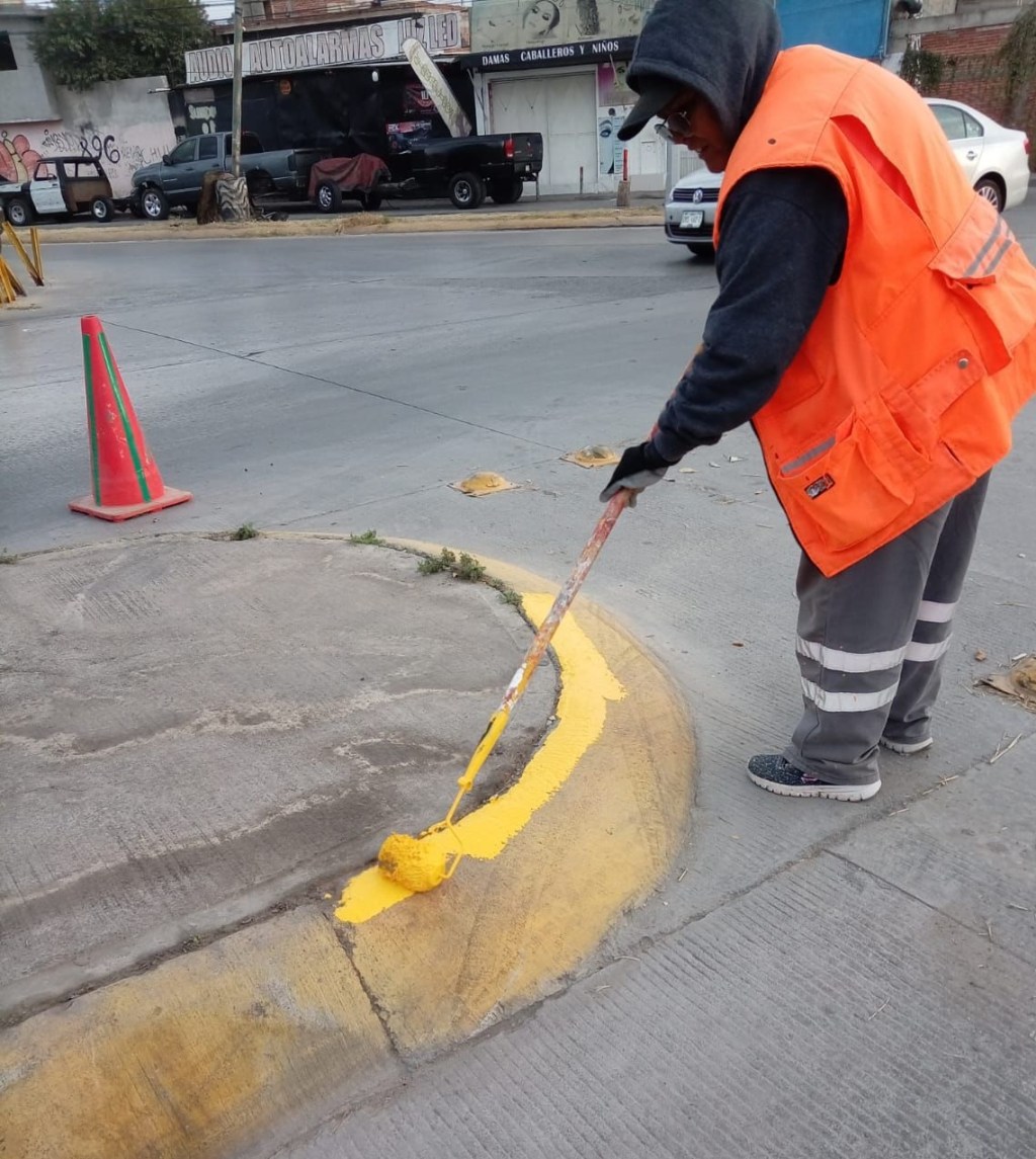 Gobierno de la Capital mejora la imagen urbana con pintado de guarniciones en la calle Belisario&nbsp;Domínguez
