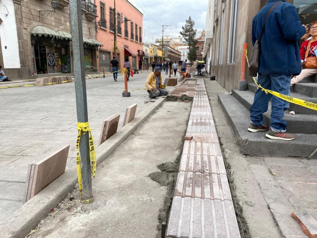 Avanza rehabilitación integral de Julián de los Reyes; se amplía guía podotáctil para mejorar accesibilidad en el Centro&nbsp;Histórico