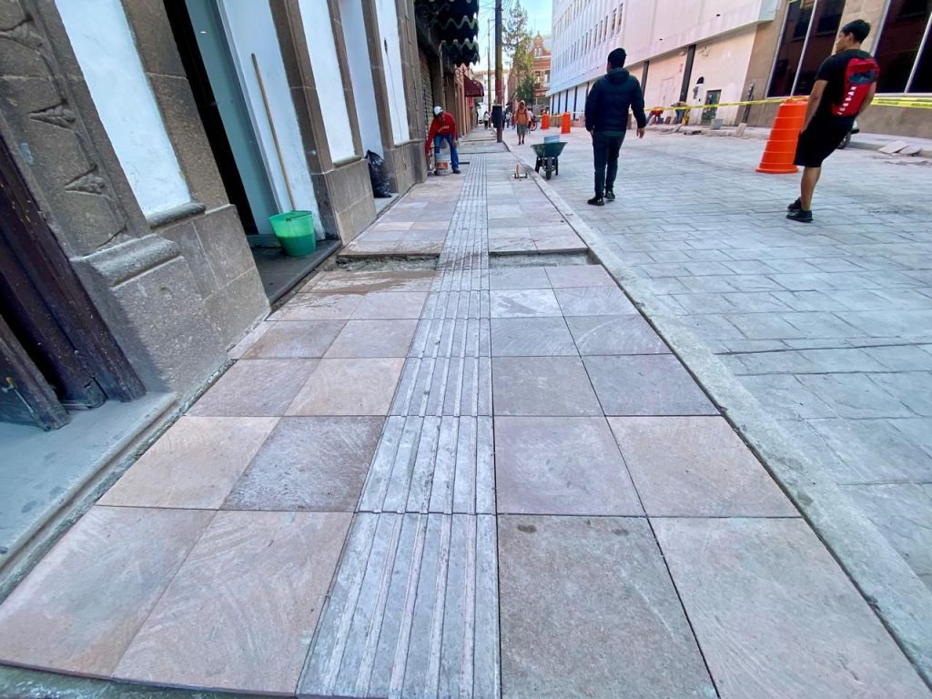 Avanza la renovación de Julián de los Reyes con nuevas banquetas de cantera en el Centro&nbsp;Histórico
