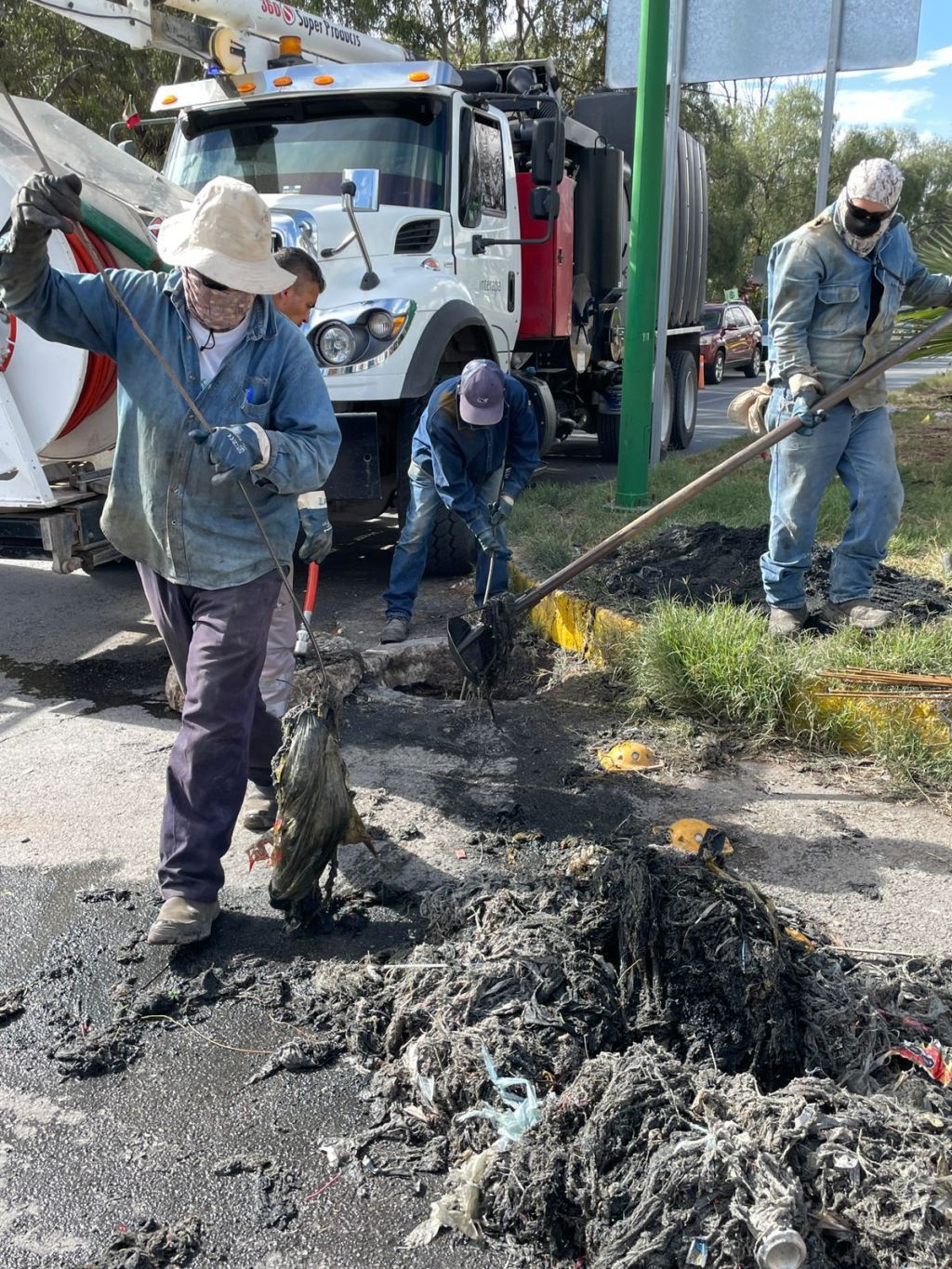 Basura en la red sanitaria provoca fugas de aguas negras en Hernán&nbsp;Cortés