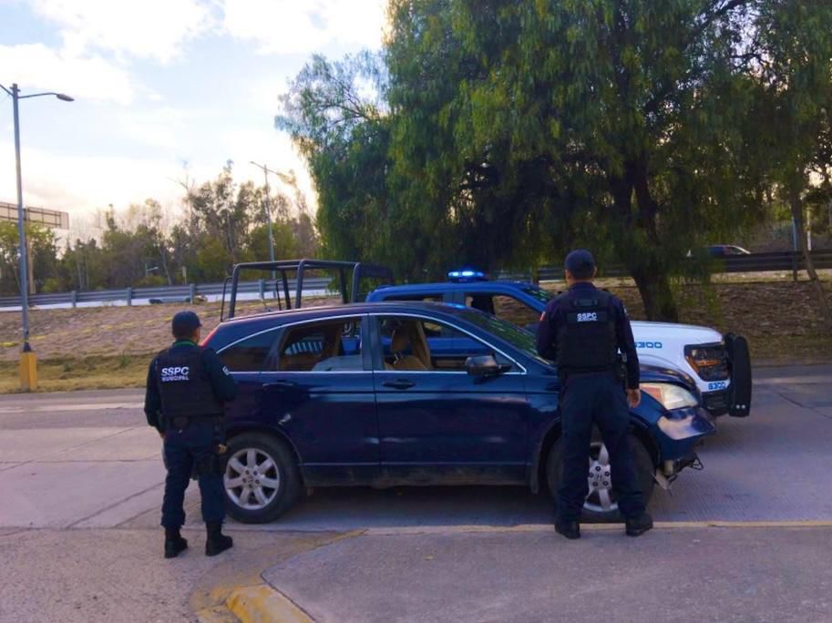 Policía de la Capital asegura camioneta con armas de uso exclusivo del Ejército al exterior del parque&nbsp;Tangamanga