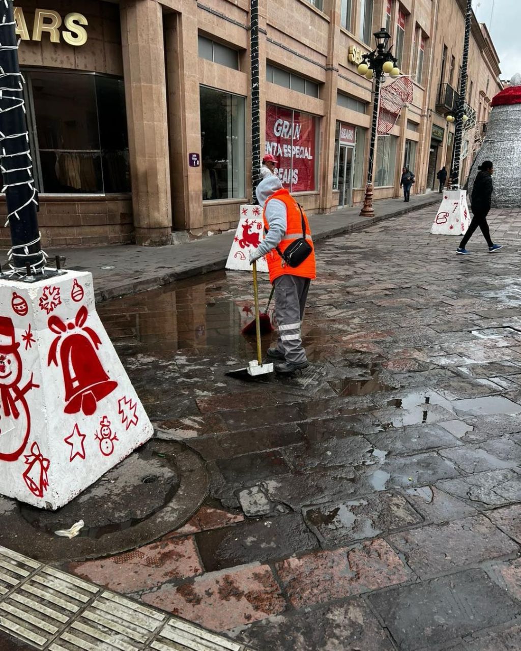Con barrido manual, Gobierno de la Capital mantiene en óptimas condiciones el Centro Histórico de San Luis&nbsp;Potosí