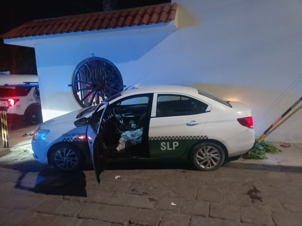 Taxi ocasiona choque contra patrulla municipal en intersección de 5 de mayo y calle La&nbsp;Lonja