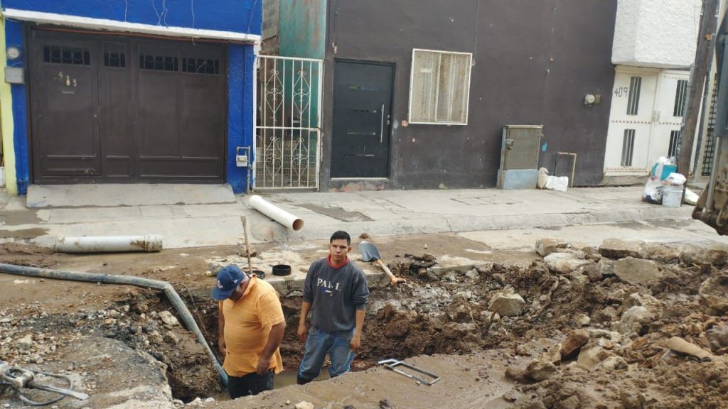 Interapas detiene fuga de agua en Los&nbsp;Arbolitos