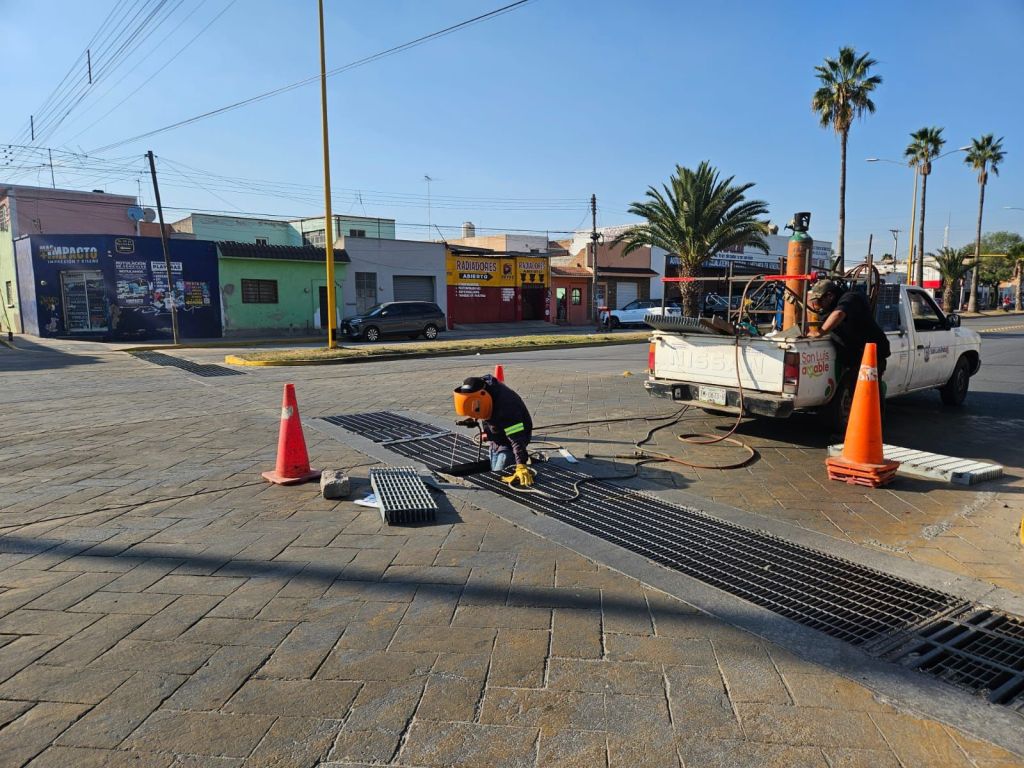 Gobierno de la Capital inicia trabajos de herrería para reposición de rejilla en avenida 20 de Noviembre