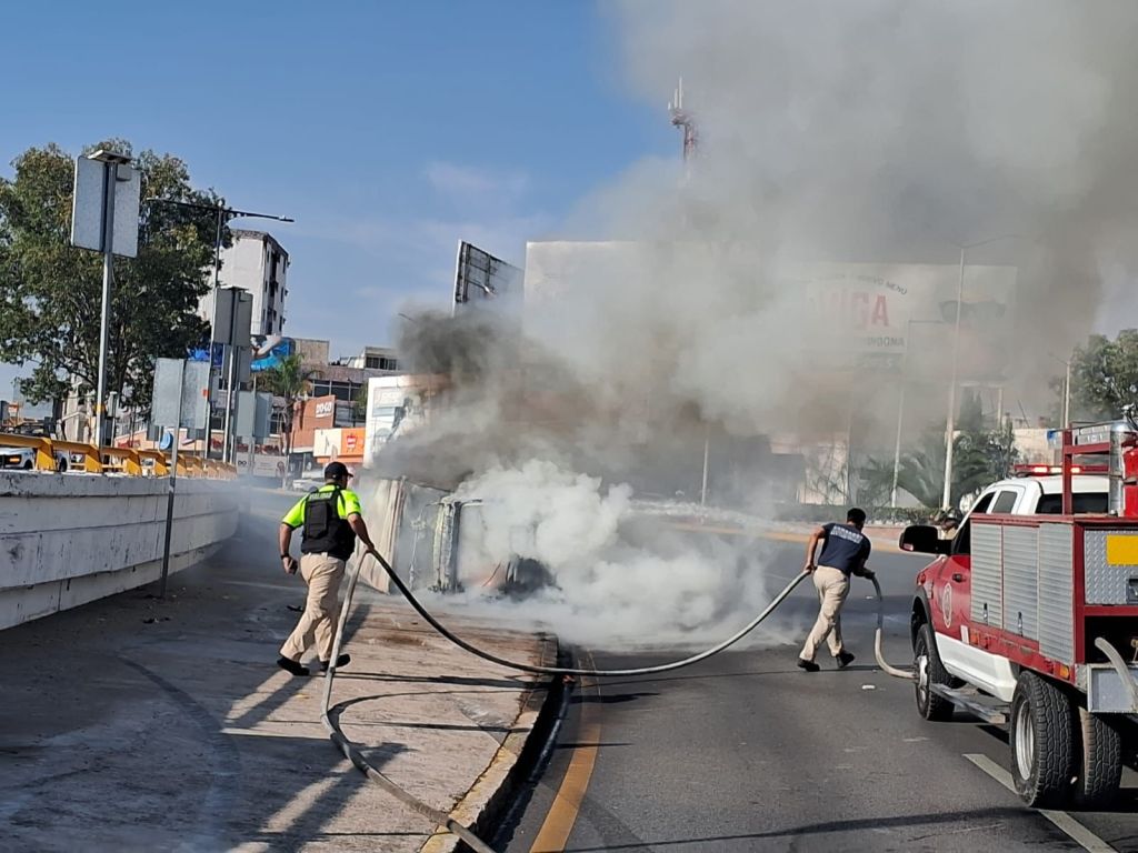 Policía Vial y Protección Civil Municipal atienden accidente en Salvador Nava