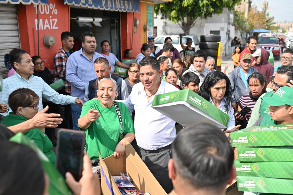 RICARDO GALLARDO CELEBRA CON FAMILIAS EL DÍA DE REYES
