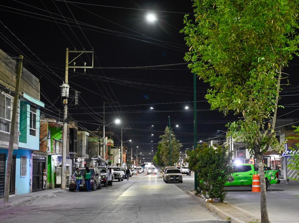 NUEVO ALUMBRADO NOS DA MÁS SEGURIDAD, TRANQUILIDAD Y ORDEN: VECINOS DE VALLE DE&nbsp;CACTUS