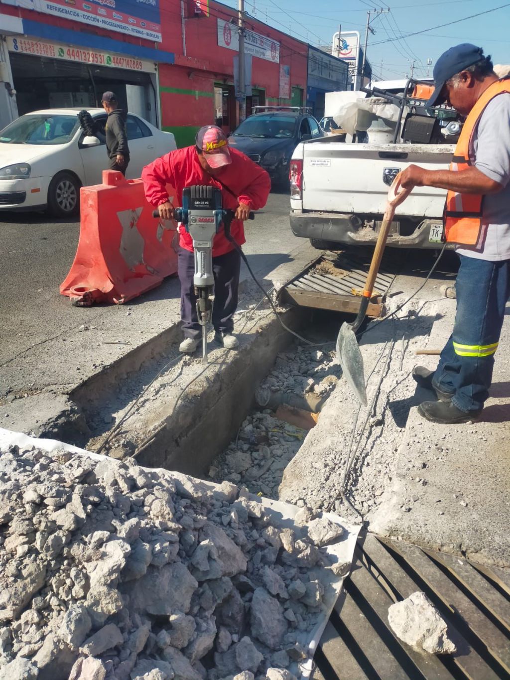 Atiende Gobierno de la Capital reporte ciudadano con reposición de rejillas en la Central de Abastos