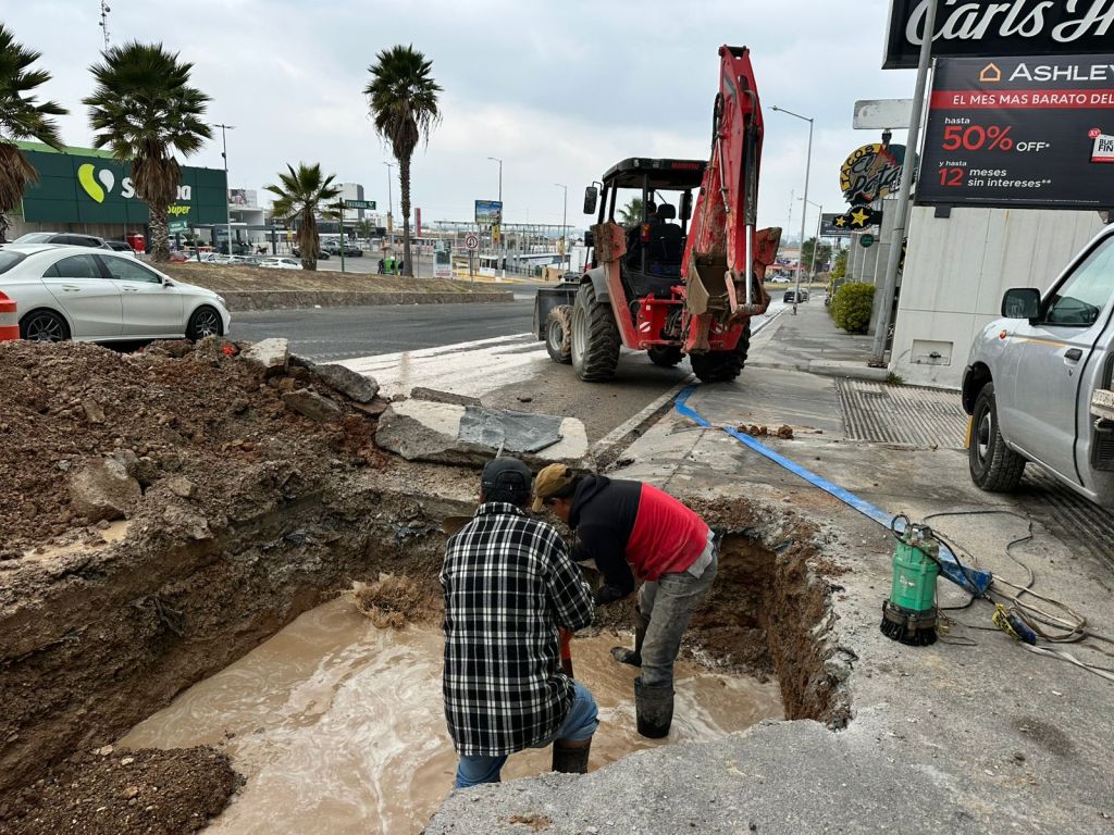 INTERAPAS atiende fuga de grandes dimensiones en Privadas del&nbsp;Pedregal