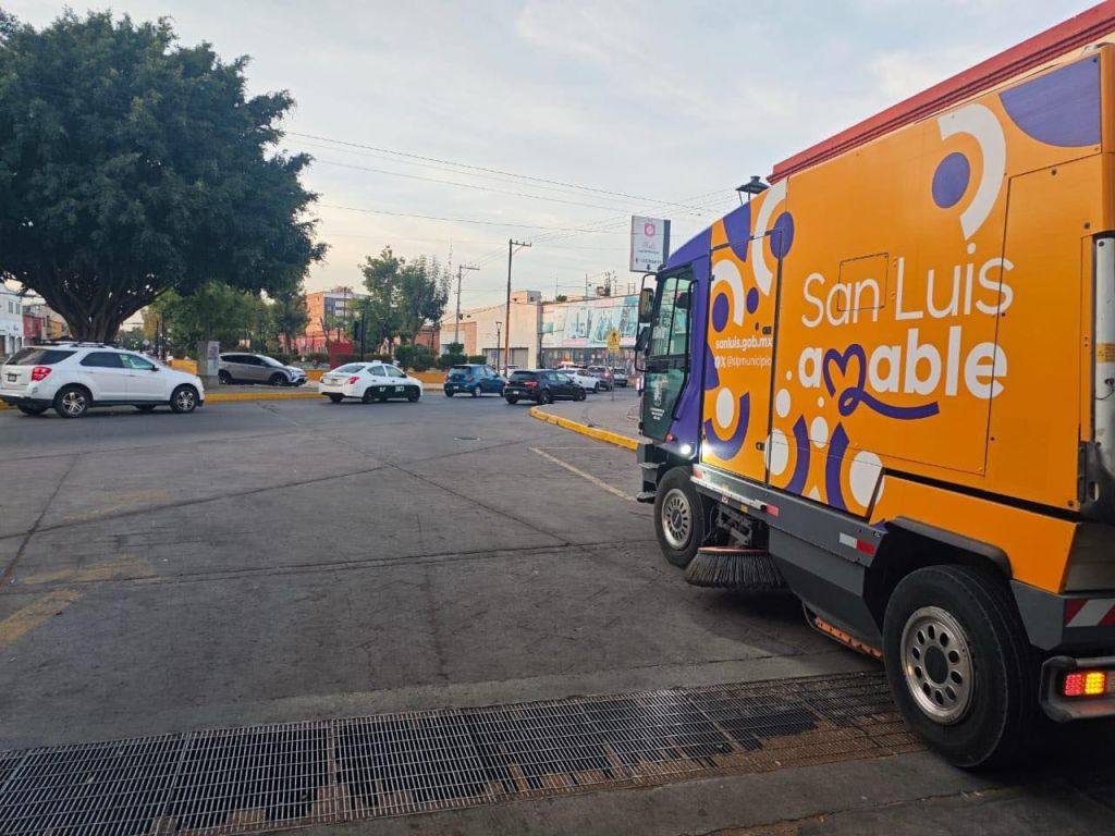 Gobierno de la Capital refuerza limpieza urbana con barrido mecánico en vialidades&nbsp;principales