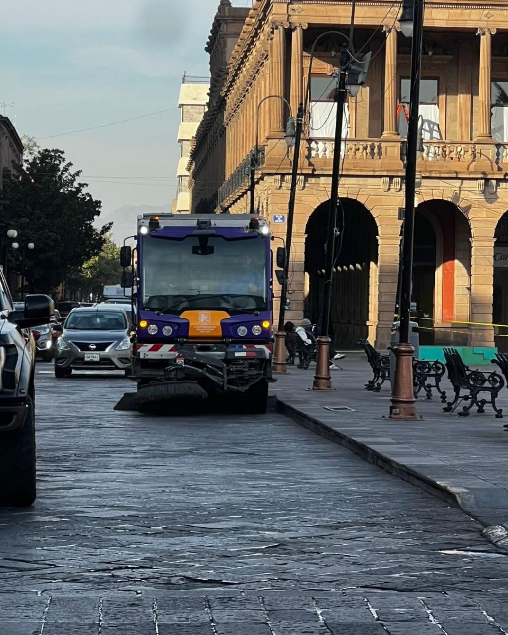 Refuerzan labores de limpieza en plazas con apoyo de barredora&nbsp;mecánica
