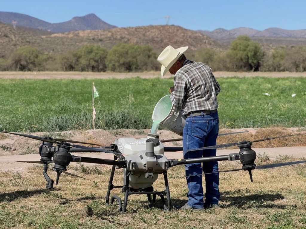 Gobierno Municipal respalda a productores agrícolas con aero fumigación