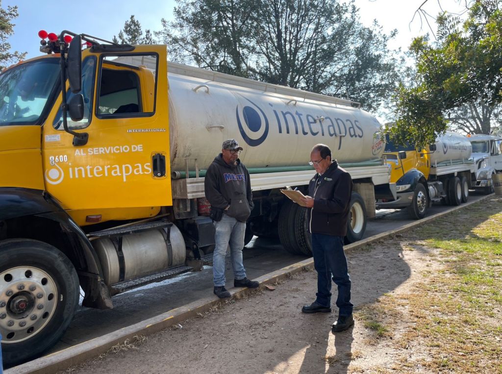 Interapas colabora en revisión sanitaria de agua en pipas