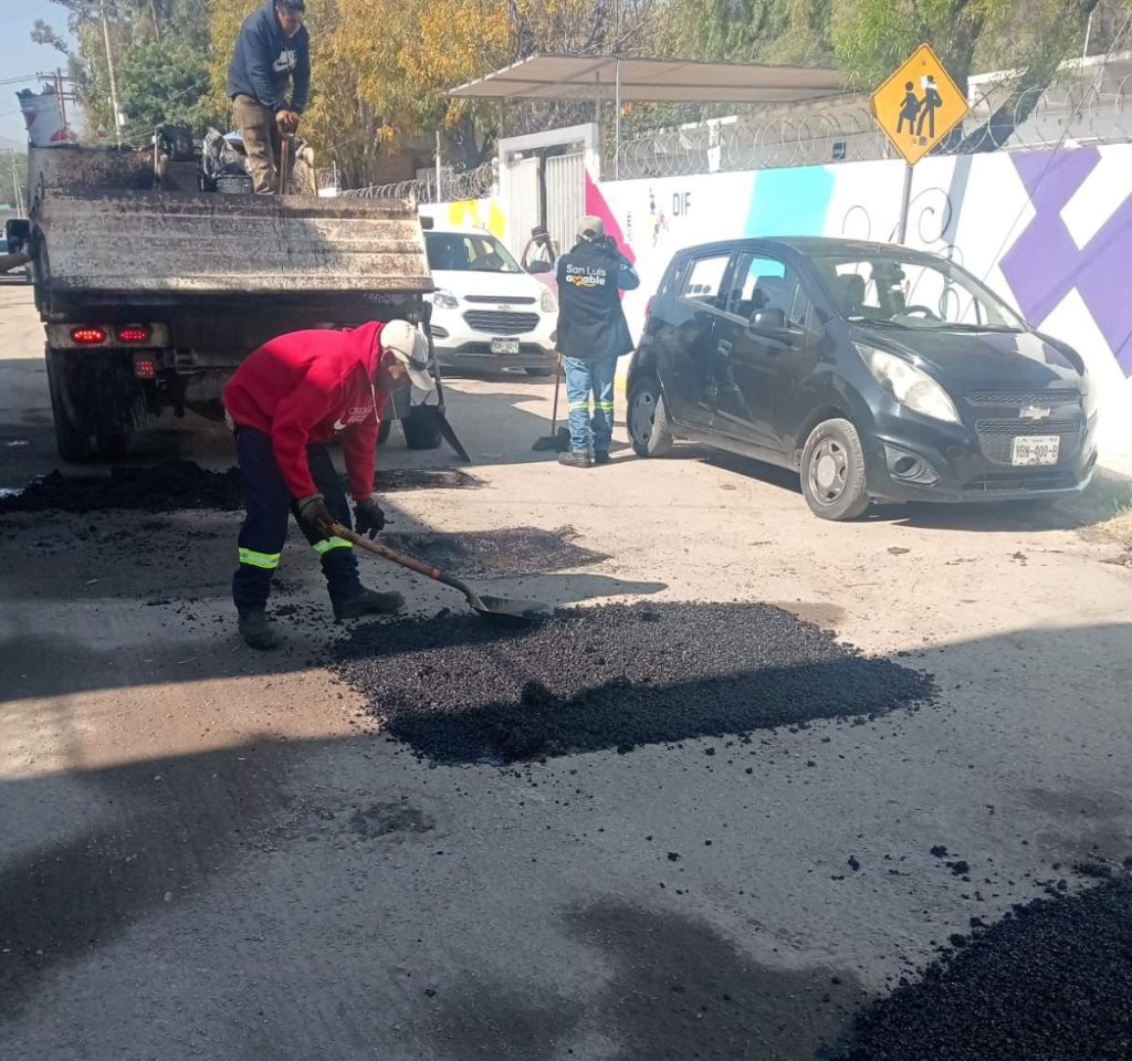 Gobierno de la Capital atiende baches y reconstruye banquetas con base en reportes de la ciudadanía