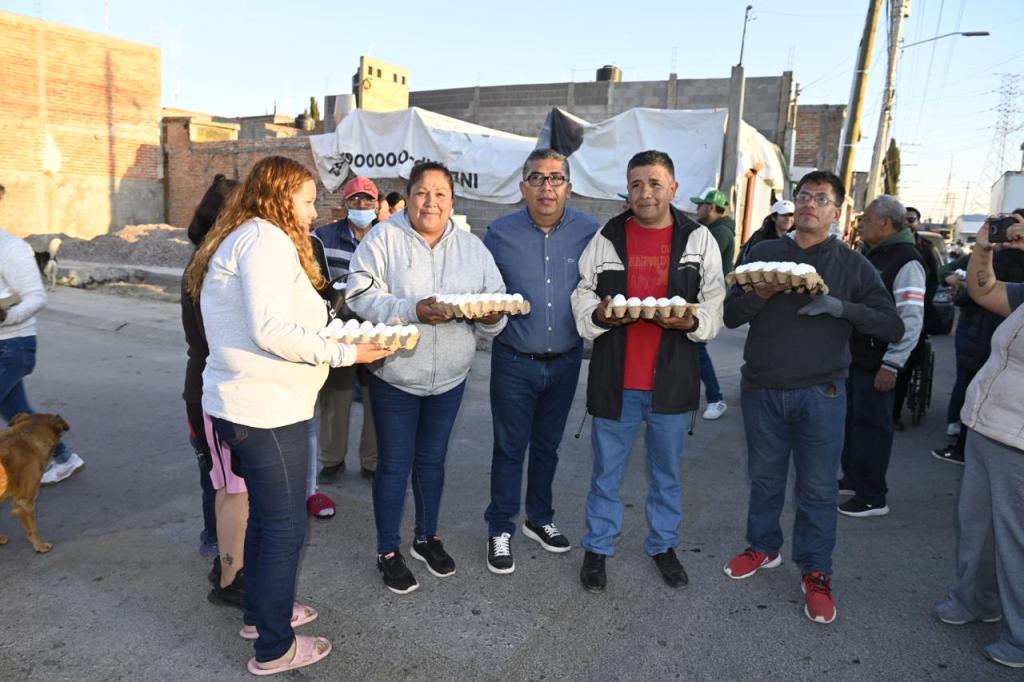 ALCALDE NAVARRO MUÑIZ RECORRE MÁS COLONIAS PARA ENTREGAR APOYO ALIMENTARIO A LAS&nbsp;FAMILIAS