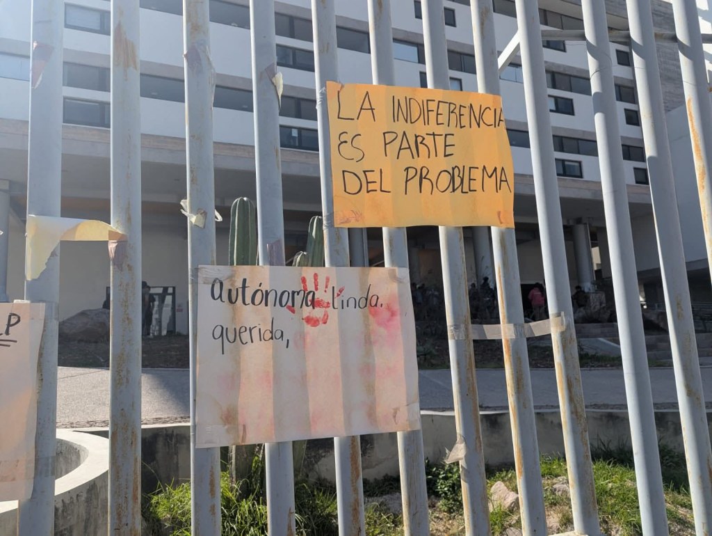 ESTUDIANTES DE LA FACULTAD DE CIENCIAS DE LA UASLP EXIGEN JUSTICIA ANTE AGRESIÓN DE&nbsp;CATEDRÁTICO