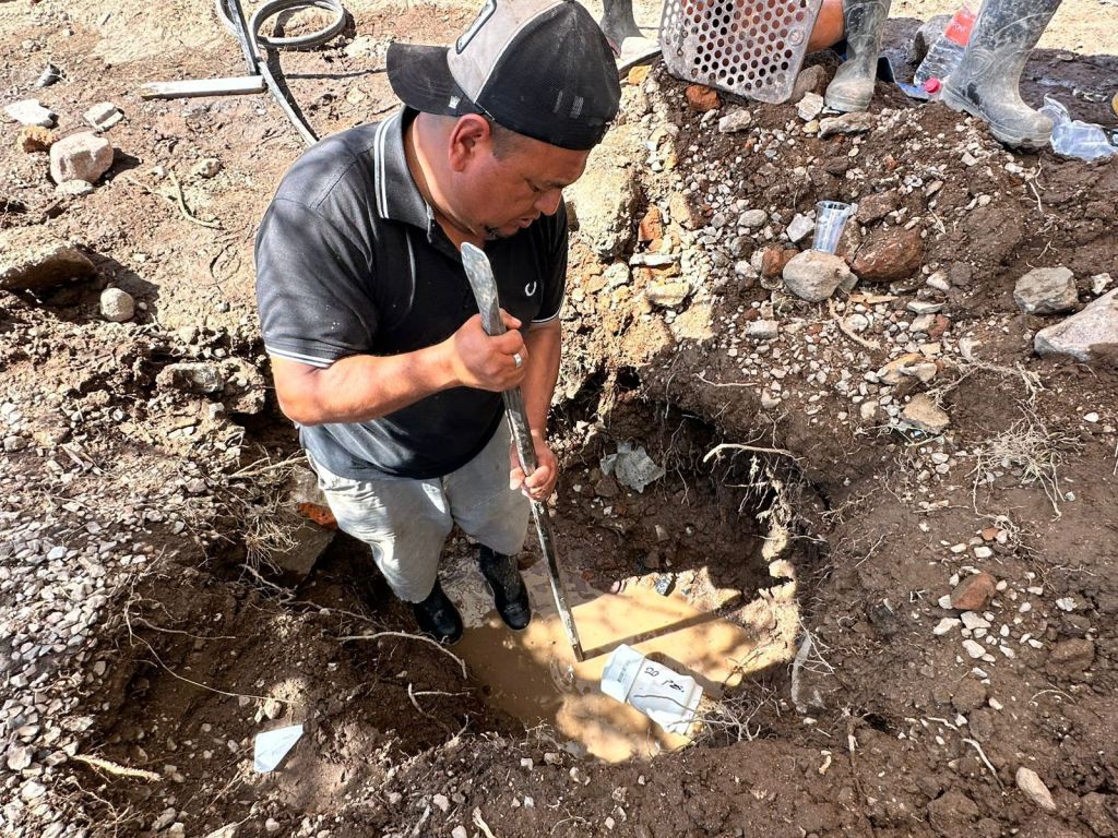 Interapas repara fuga de agua en la calle Singapur de la colonia Simón&nbsp;Díaz