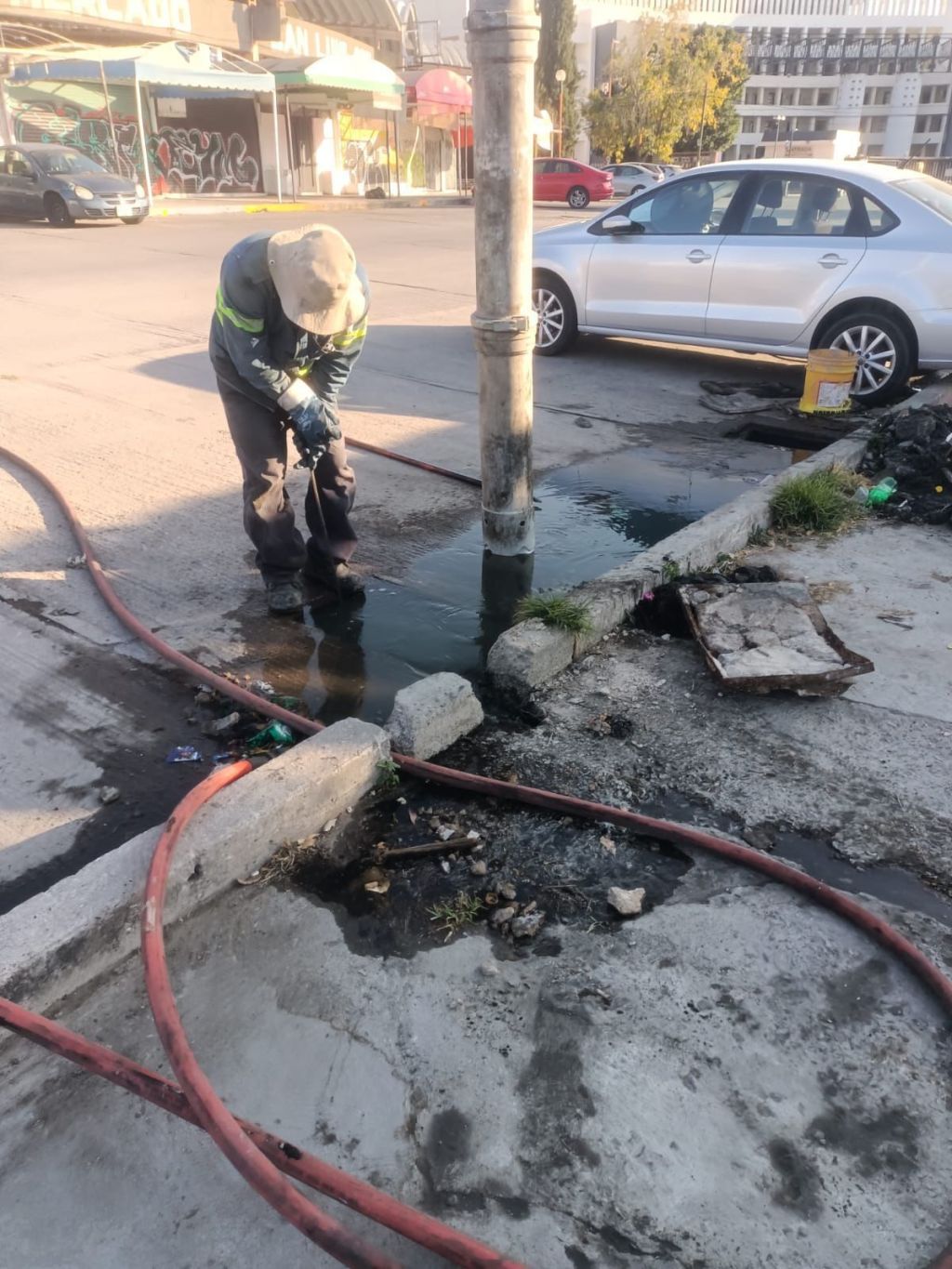 Interapas inspecciona reporte de fuga sanitaria en el mercado San Luis&nbsp;400