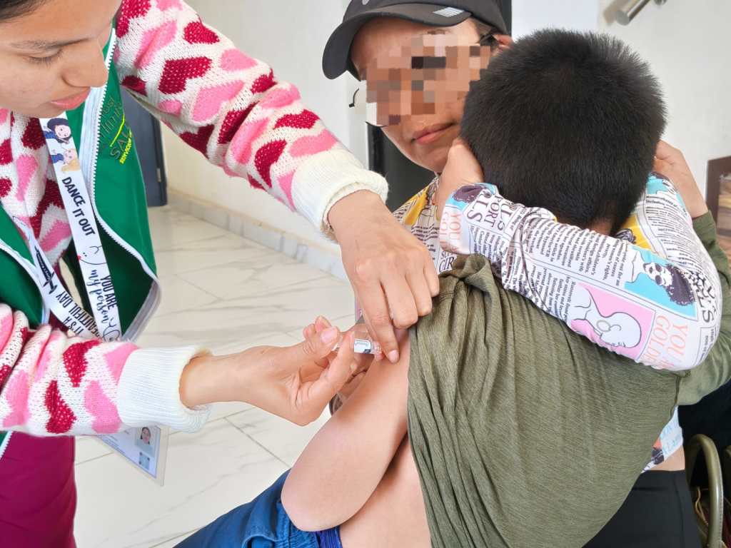 FAMILIAS SOLEDENSES RECIBEN VACUNACIÓN CONTRA SARAMPIÓN EN EL TEATRO «DOROTEO&nbsp;ARANGO»