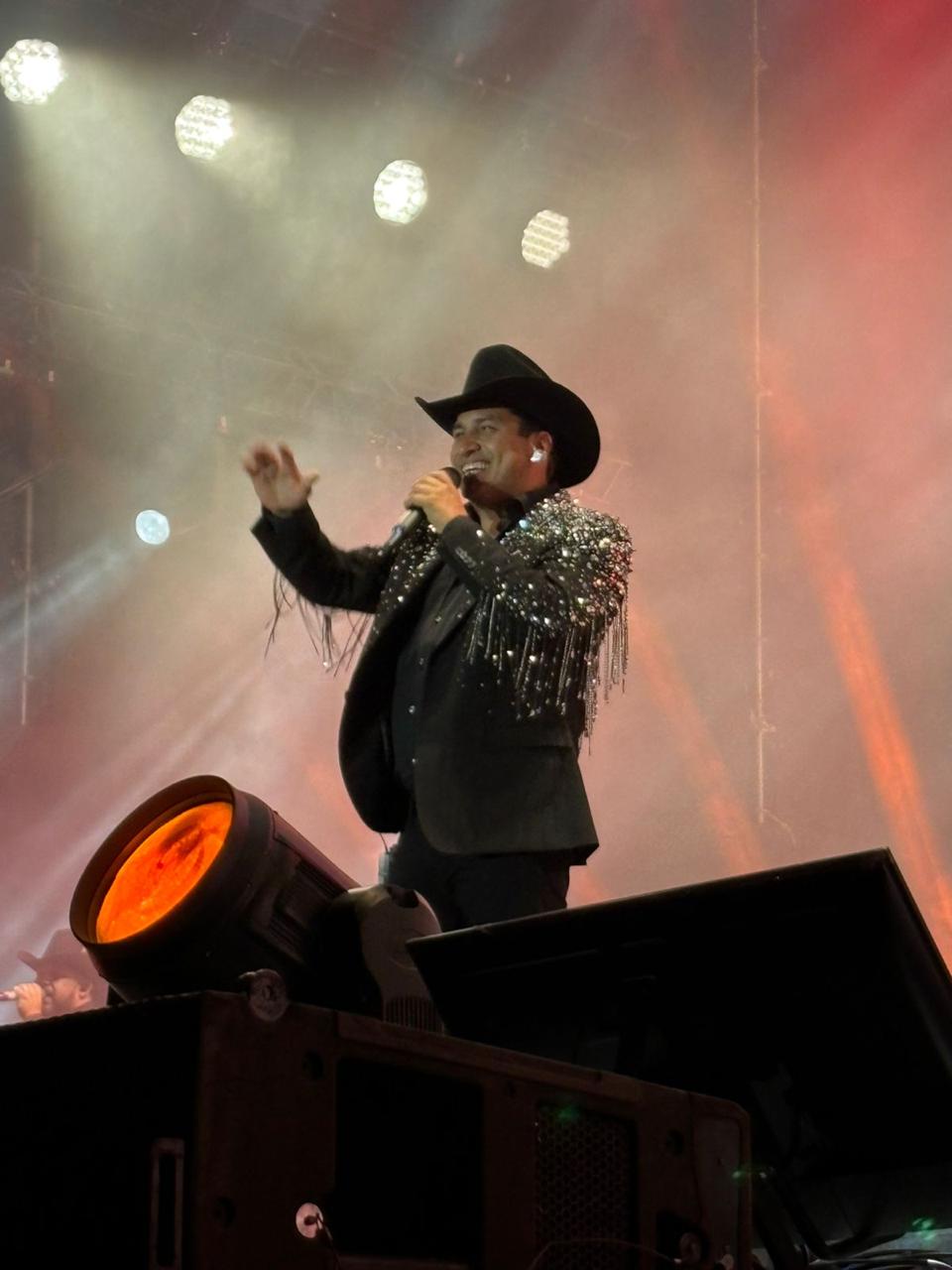 JULIÓN ÁLVAREZ FIRMA UNA NOCHE DE ROMANTICISMO EN LA ARENA&nbsp;POTOSÍ