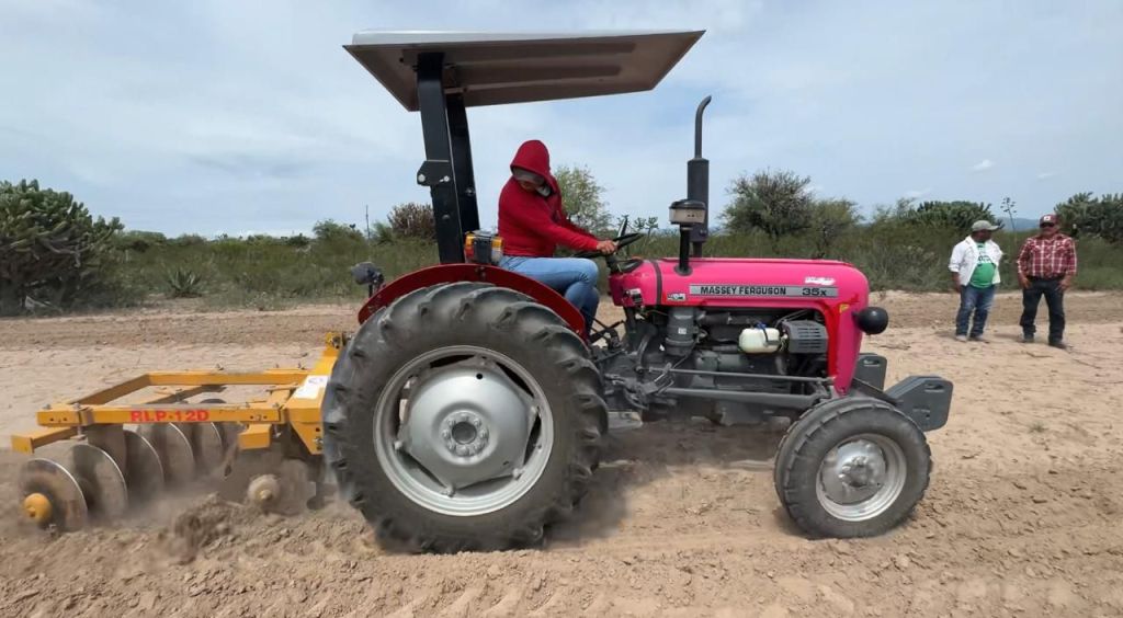 Impulsa Gobierno Municipal la tecnificación del campo con el programa Mujeres al&nbsp;Tractor