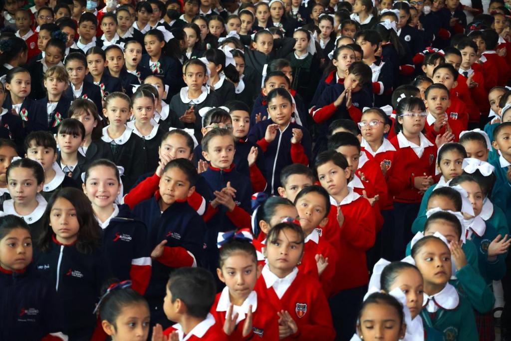 MÁS DE 4 MIL ESTUDIANTES JURAN LEALTAD A LA&nbsp;BANDERA