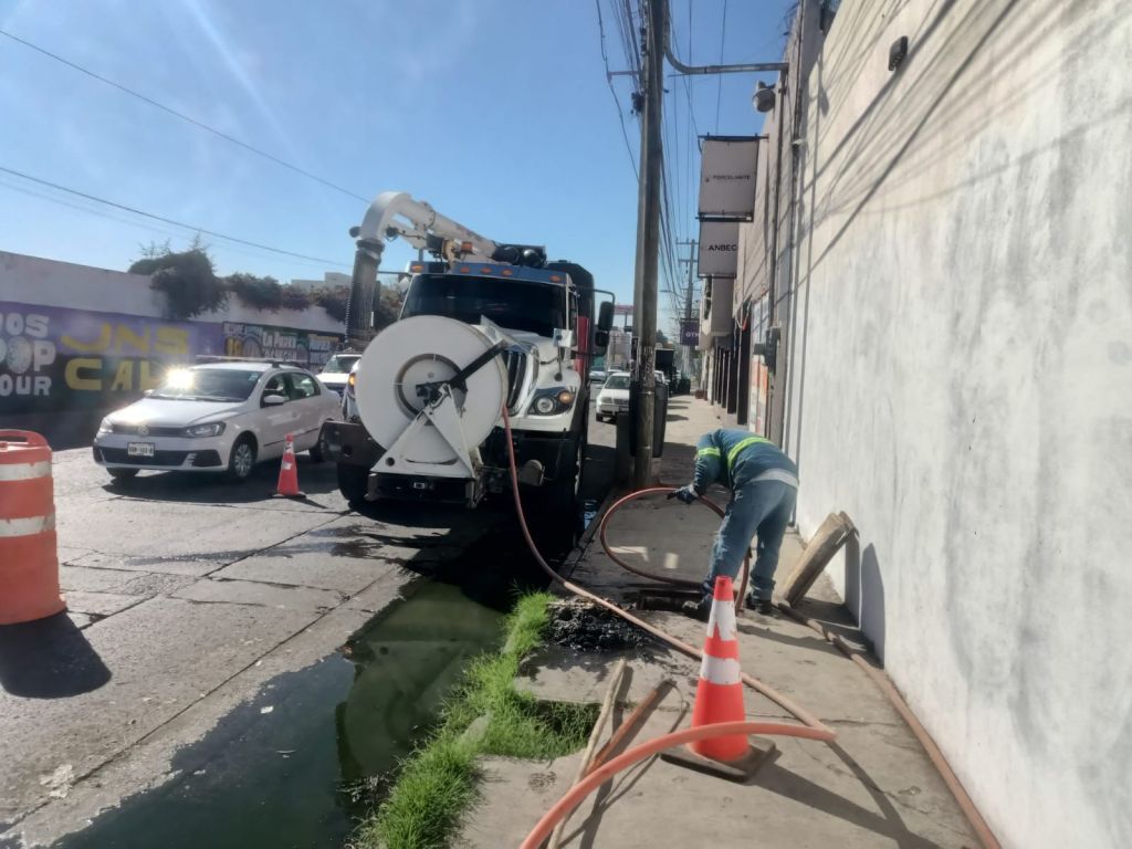 Interapas atiende fuga de aguas residuales en Sebastián Elcano y Prolongación&nbsp;Muñoz