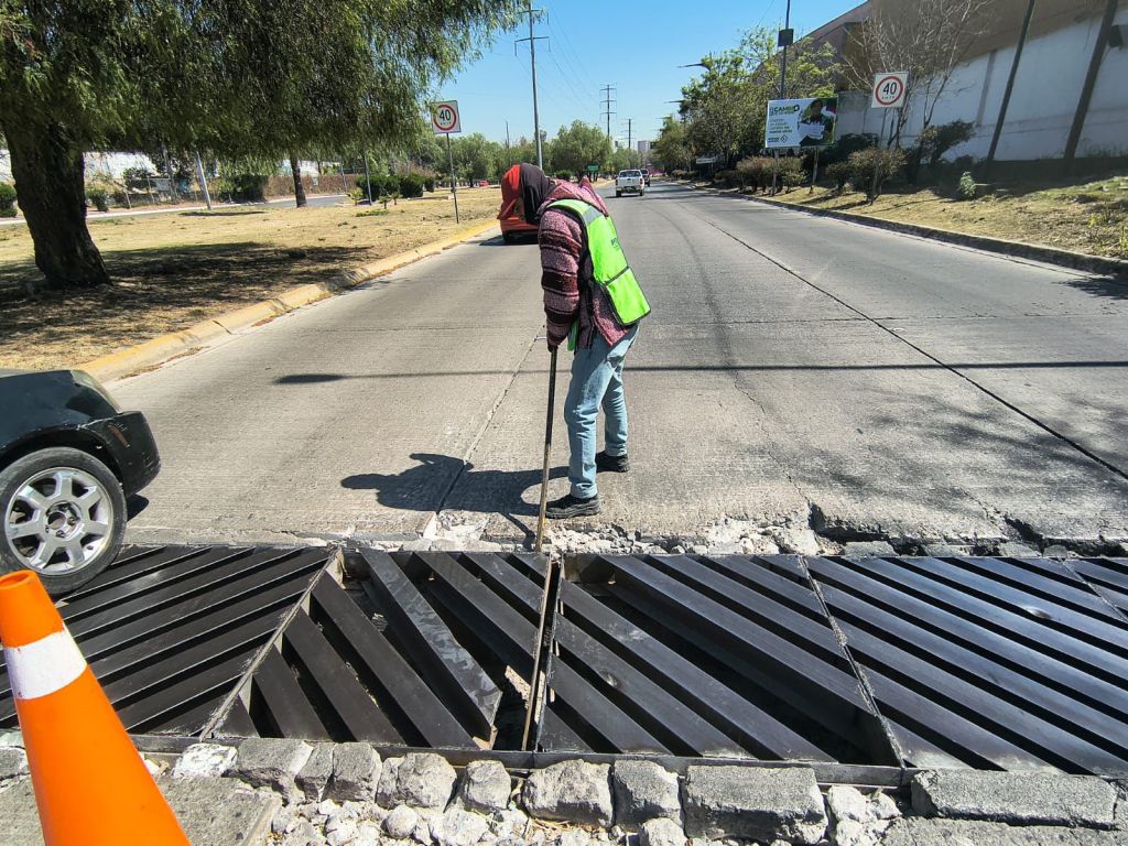 GOBIERNO ESTATAL ATIENDE REJILLA AVERIADA EN RÍO&nbsp;SANTIAGO